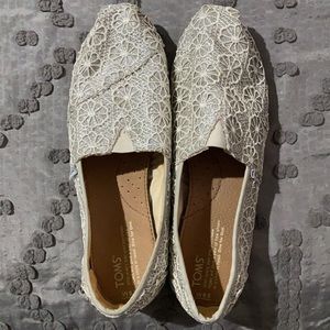 Silver flowered Tom’s